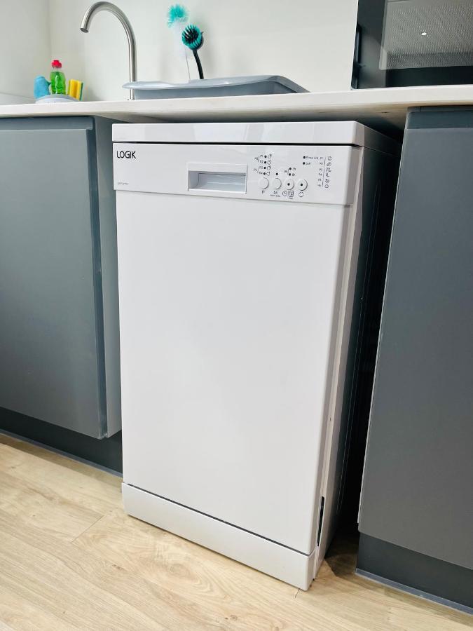 Fully Equipped One Bedroom Apartment Near Old Trafford Stadium! Manchester Bagian luar foto